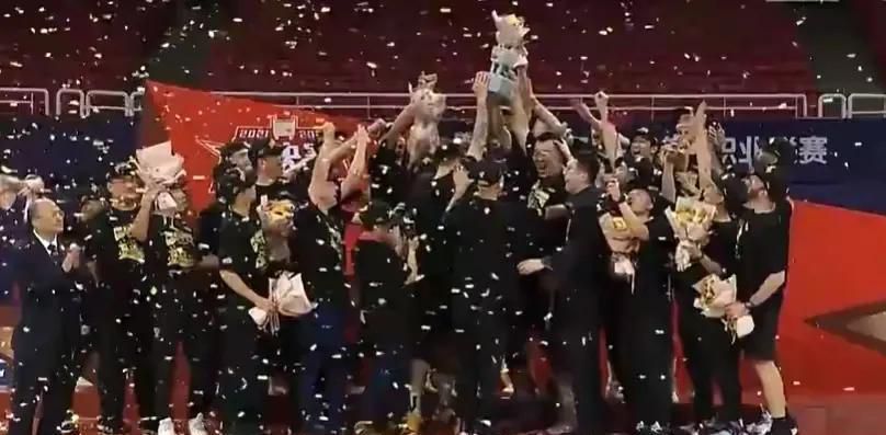 “我真的吃了很多苦，我为球迷感到高兴，我们很团结，希望继续创造历史，我们的历史告诉我们，我们可以做到更多，今年的成绩远远超出了预期。